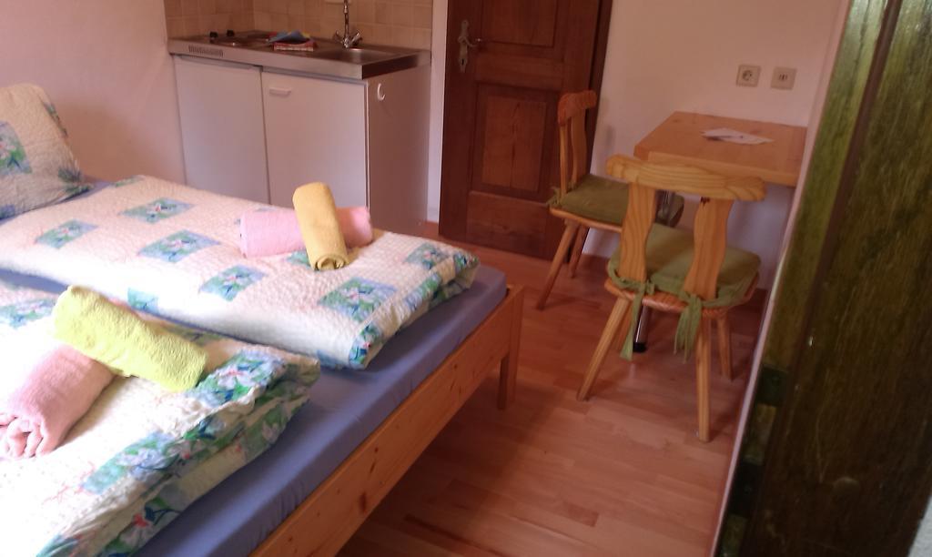 Fichtenblockhuette Sonnenalpe Nassfeld Bilik gambar